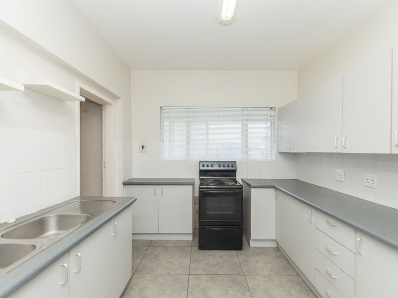 Secure 2-bedroom And 1,5- Bathroom Westward Ho Apartment, St George's Park To Let - Photo 2