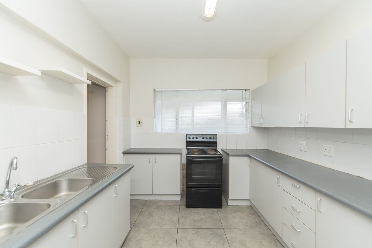 Secure 2-bedroom And 1,5- Bathroom Westward Ho Apartment, St George's Park To Let - Photo 2