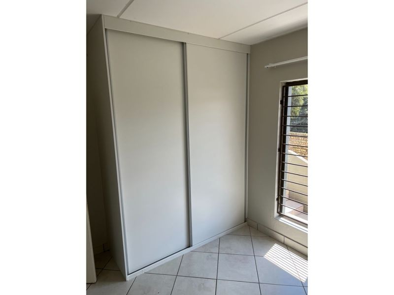 Safe Pet-friendly 2 Bedroom And 1 Bath Ground Floor Unit In Helderkruin - Photo 10