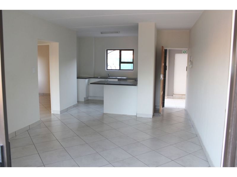 Safe Pet-friendly 2 Bedroom And 1 Bath Ground Floor Unit In Helderkruin - Photo 5