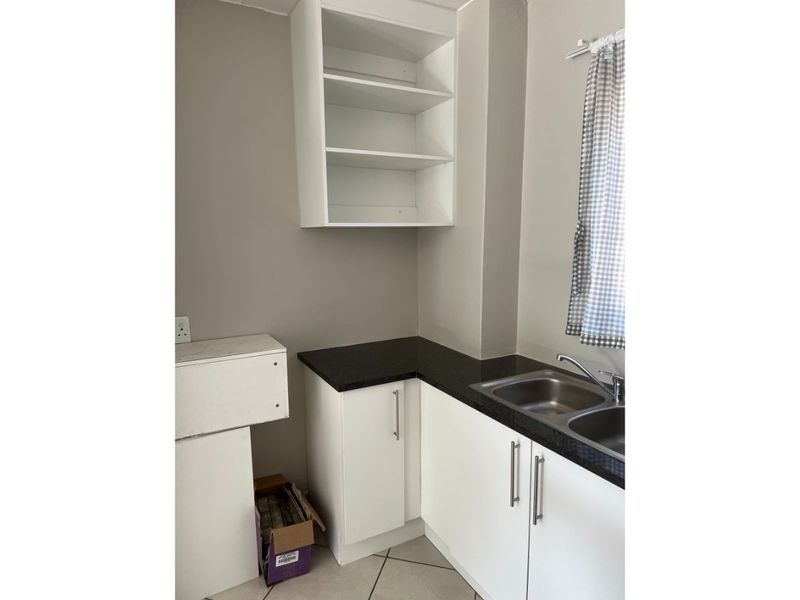 Safe Pet-friendly 2 Bedroom And 1 Bath Ground Floor Unit In Helderkruin - Photo 4