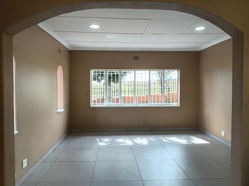 Modern, Move-in Ready: Renovated 3-bedroom Home In Linmeyer — R13,500/month - Photo 5