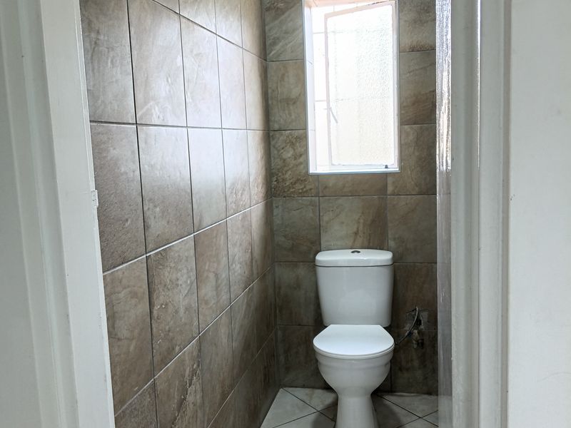 Modern, Move-in Ready: Renovated 3-bedroom Home In Linmeyer — R13,500/month - Photo 10