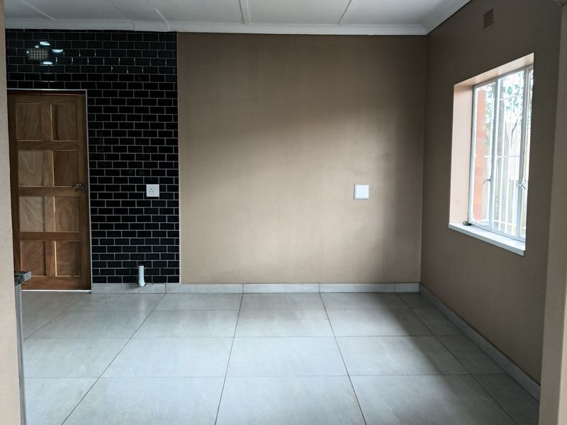 Modern, Move-in Ready: Renovated 3-bedroom Home In Linmeyer — R13,500/month - Photo 4