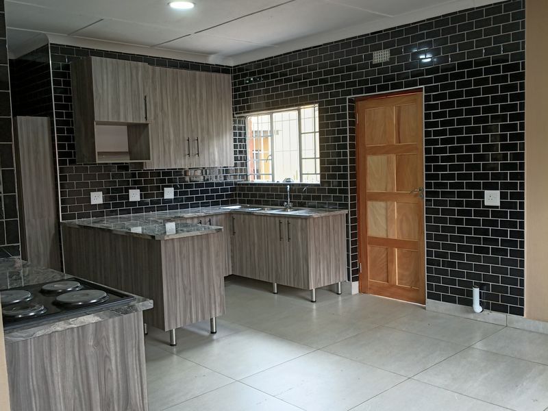 Modern, Move-in Ready: Renovated 3-bedroom Home In Linmeyer — R13,500/month - Photo 2