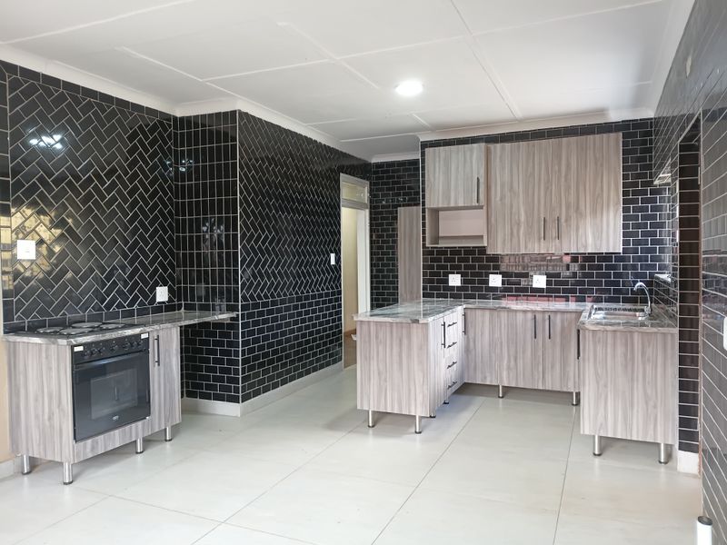 Modern, Move-in Ready: Renovated 3-bedroom Home In Linmeyer — R13,500/month - Photo 3