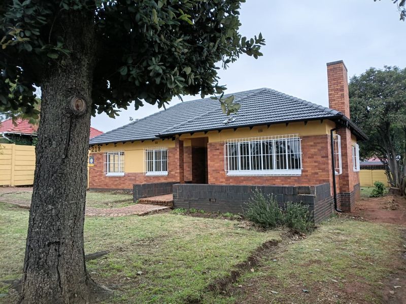 Modern, Move-in Ready: Renovated 3-bedroom Home In Linmeyer — R13,500/month - Photo 1