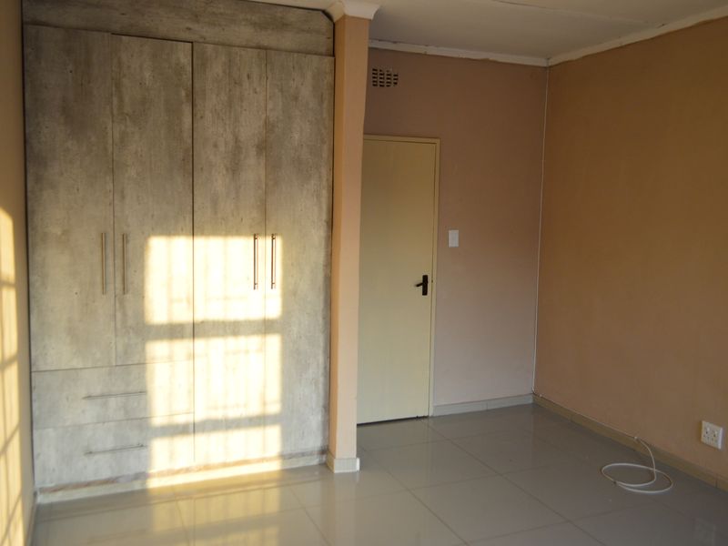 Are You A Lady? 1 Very Large Bedroom In A Commune, With A Shared 1.5 Bathroom And Kitchen (die Heuwel Ext. 1) Is Available For Your Occupation. - Photo 8