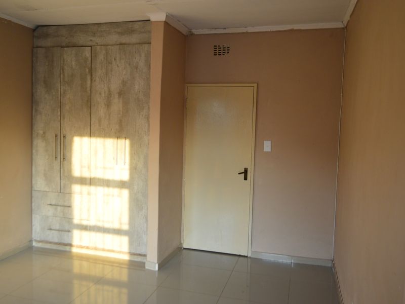 Are You A Lady? 1 Very Large Bedroom In A Commune, With A Shared 1.5 Bathroom And Kitchen (die Heuwel Ext. 1) Is Available For Your Occupation. - Photo 7