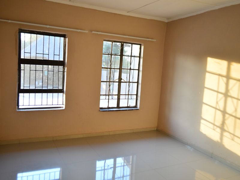Are You A Lady? 1 Very Large Bedroom In A Commune, With A Shared 1.5 Bathroom And Kitchen (die Heuwel Ext. 1) Is Available For Your Occupation. - Photo 6