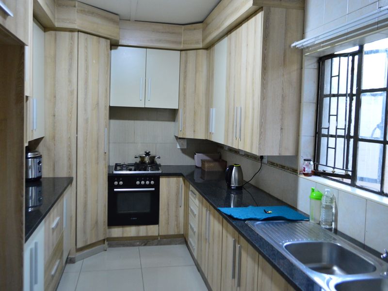 Are You A Lady? 1 Very Large Bedroom In A Commune, With A Shared 1.5 Bathroom And Kitchen (die Heuwel Ext. 1) Is Available For Your Occupation. - Photo 2