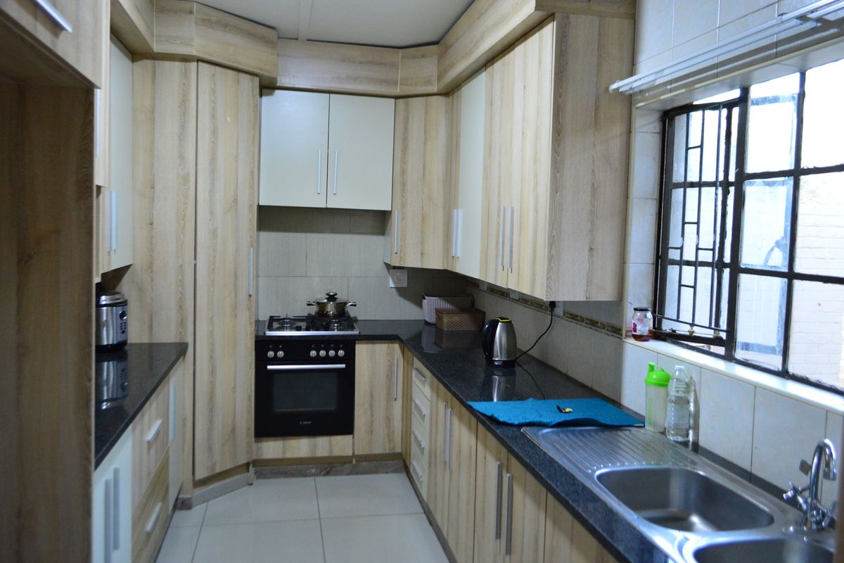 Are You A Lady? 1 Very Large Bedroom In A Commune, With A Shared 1.5 Bathroom And Kitchen (die Heuwel Ext. 1) Is Available For Your Occupation. - Photo 2