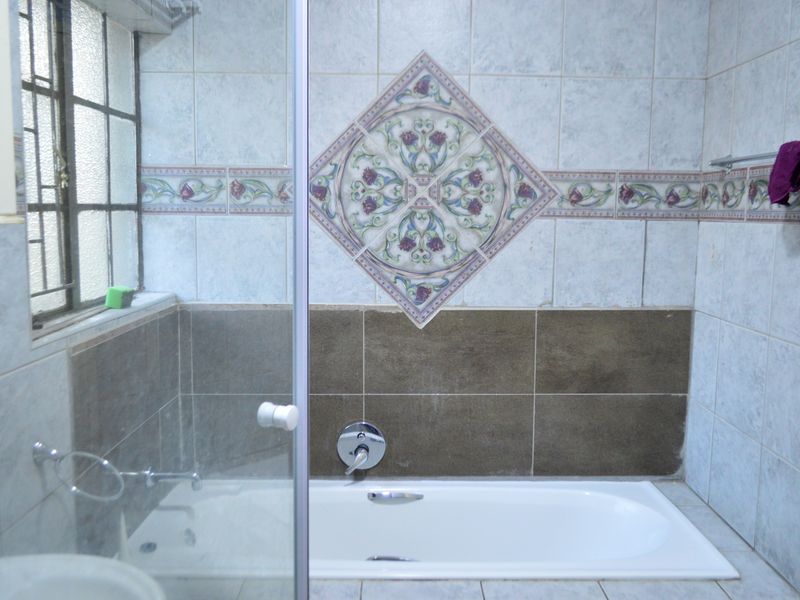 Are You A Lady? 1 Very Large Bedroom In A Commune, With A Shared 1.5 Bathroom And Kitchen (die Heuwel Ext. 1) Is Available For Your Occupation. - Photo 9