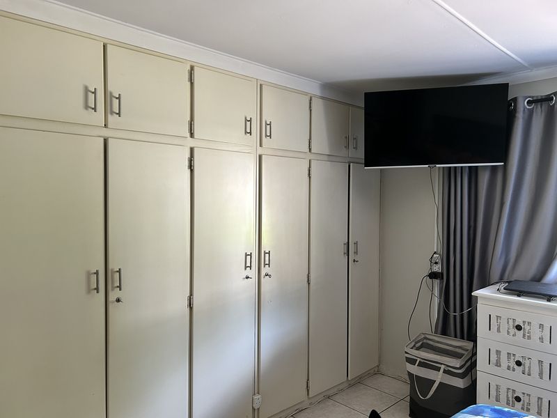 Secure 3-bedroom And 2-bathroom House In Beech Road, Glen Anil - Photo 10