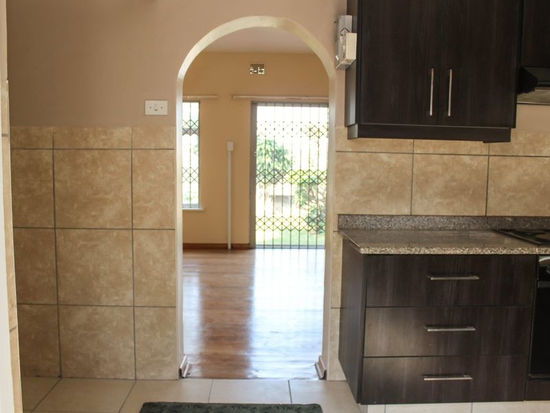 Spacious 3-bed And 1.5-bath Duplex In Bluff - Photo 6