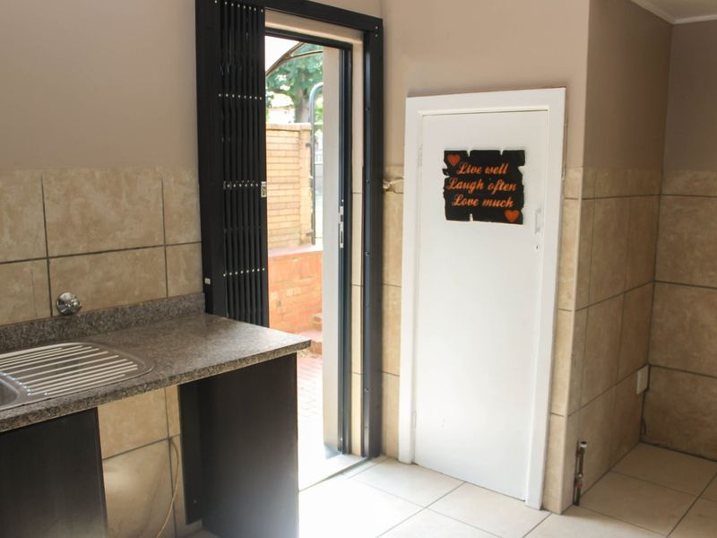 Spacious 3-bed And 1.5-bath Duplex In Bluff - Photo 3