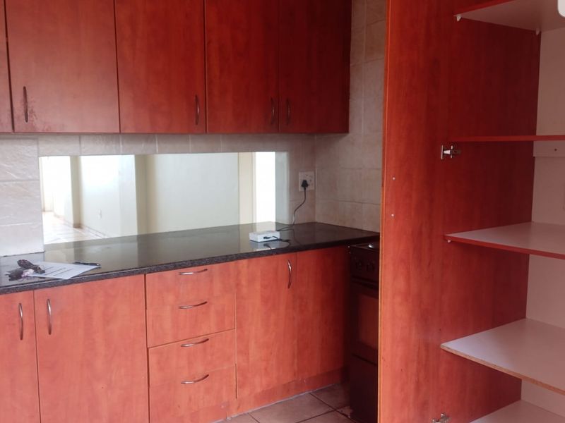 Secure 3-bedroom And 2-bathroom Apartment In Sunnyside - Photo 1