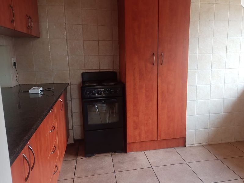 Secure 3-bedroom And 2-bathroom Apartment In Sunnyside - Photo 3