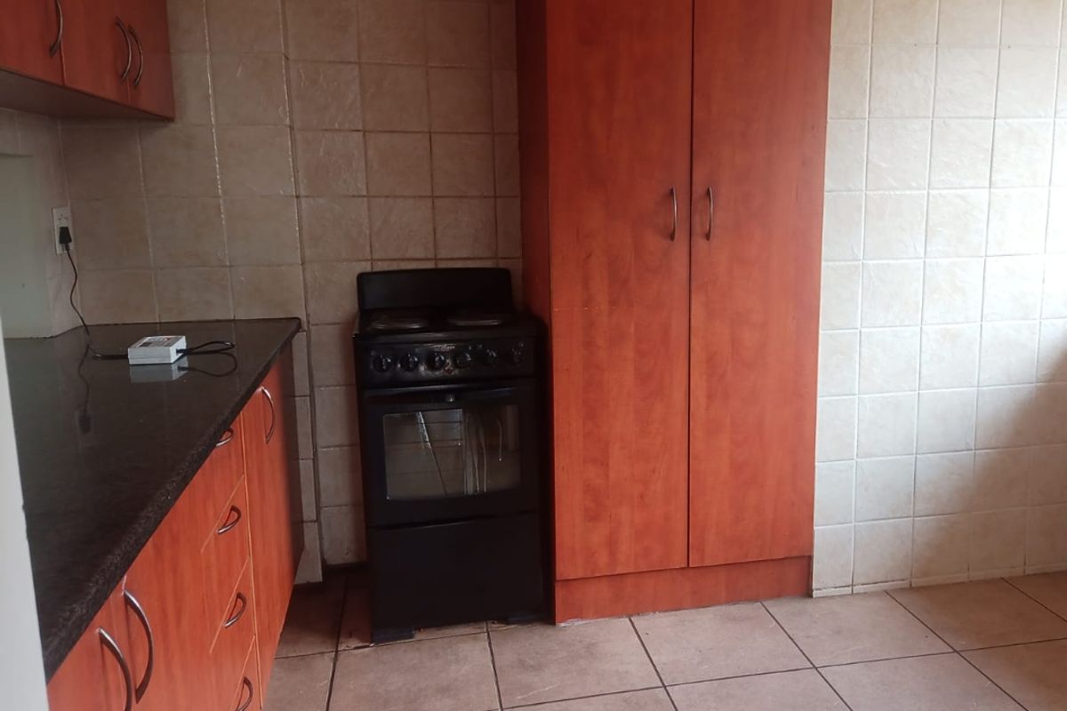 Secure 3-bedroom And 2-bathroom Apartment In Sunnyside - Photo 3