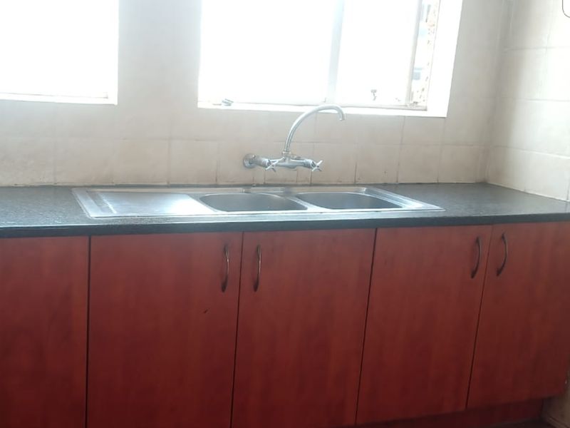 Secure 3-bedroom And 2-bathroom Apartment In Sunnyside - Photo 2