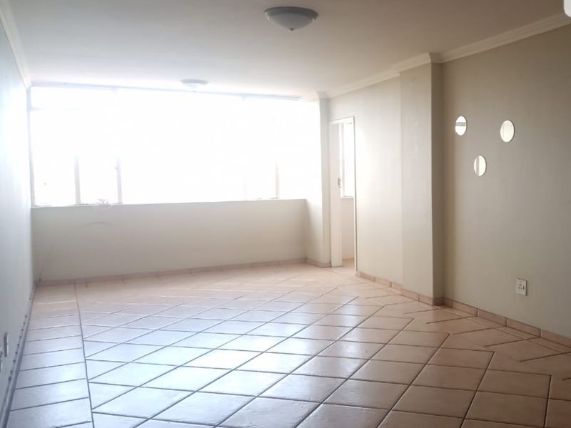Secure 3-bedroom And 2-bathroom Apartment In Sunnyside - Photo 4