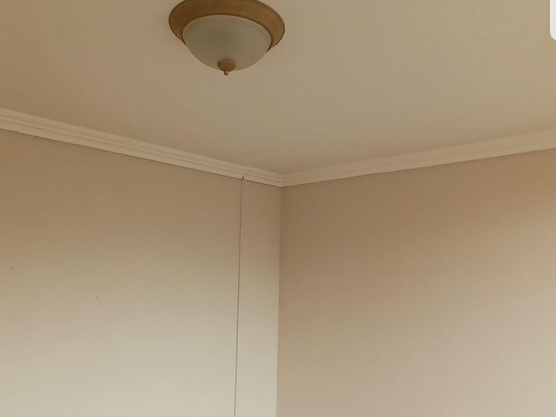 Secure 3-bedroom And 2-bathroom Apartment In Sunnyside - Photo 8