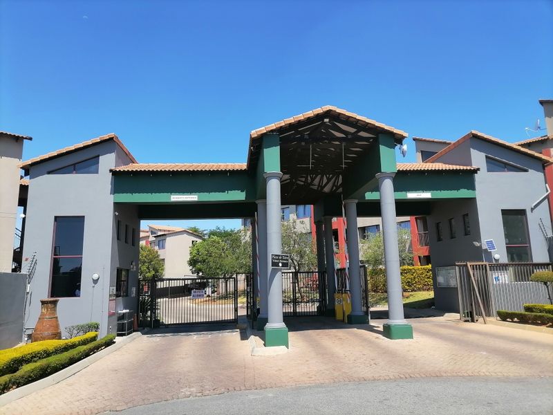 Lovely 2-bedroom And 2-bathroom Townhouse In Kimbult Ah, Roodepoort - Photo 1