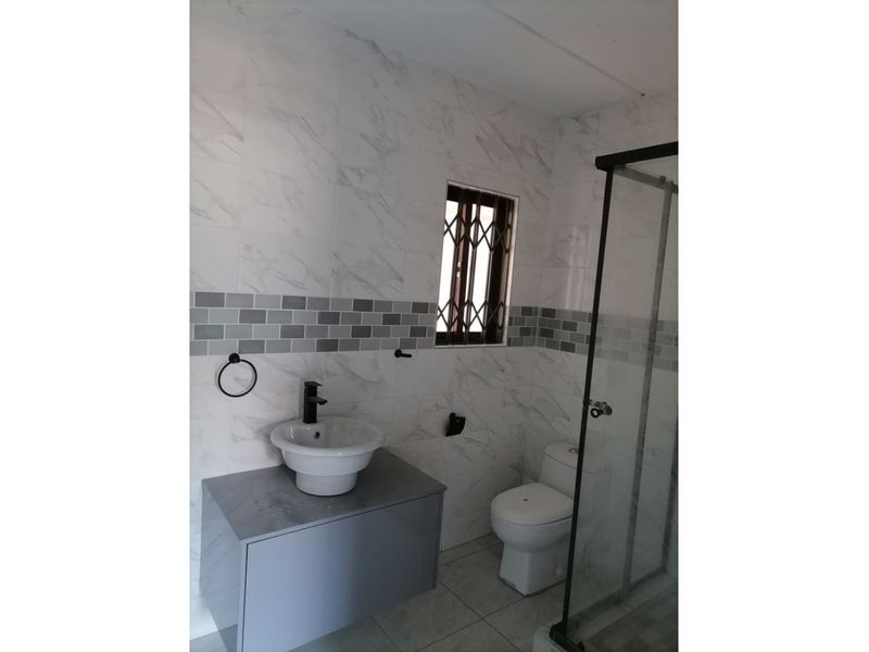 Lovely 2-bedroom And 2-bathroom Townhouse In Kimbult Ah, Roodepoort - Photo 7