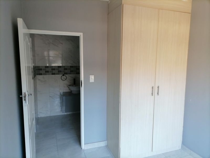Lovely 2-bedroom And 2-bathroom Townhouse In Kimbult Ah, Roodepoort - Photo 6