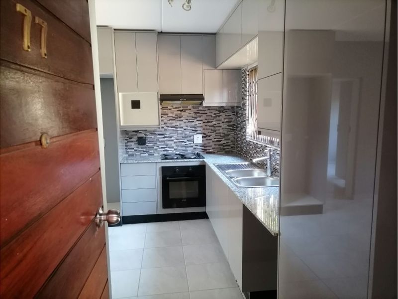 Lovely 2-bedroom And 2-bathroom Townhouse In Kimbult Ah, Roodepoort - Photo 2