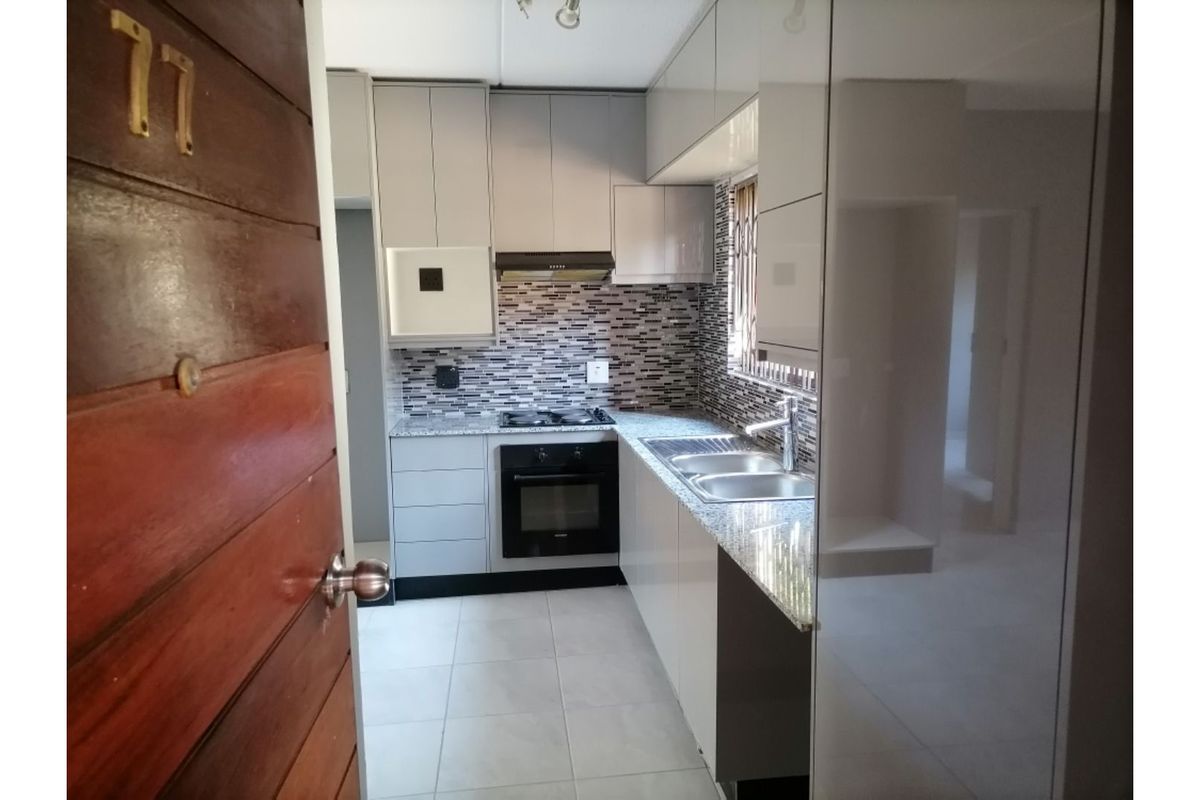 Lovely 2-bedroom And 2-bathroom Townhouse In Kimbult Ah, Roodepoort - Photo 2