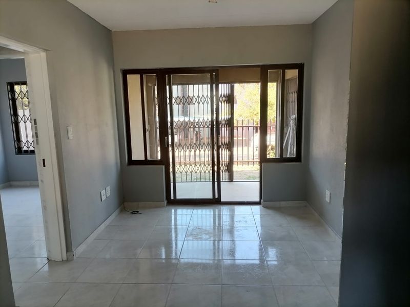 Lovely 2-bedroom And 2-bathroom Townhouse In Kimbult Ah, Roodepoort - Photo 3