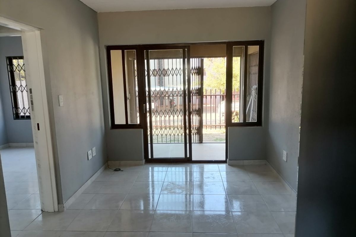 Lovely 2-bedroom And 2-bathroom Townhouse In Kimbult Ah, Roodepoort - Photo 3