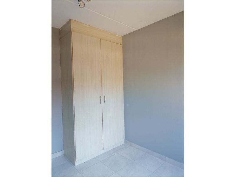 Lovely 2-bedroom And 2-bathroom Townhouse In Kimbult Ah, Roodepoort - Photo 5