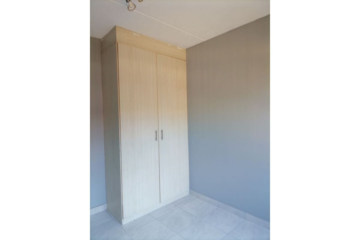 Lovely 2-bedroom And 2-bathroom Townhouse In Kimbult Ah, Roodepoort - Photo 5