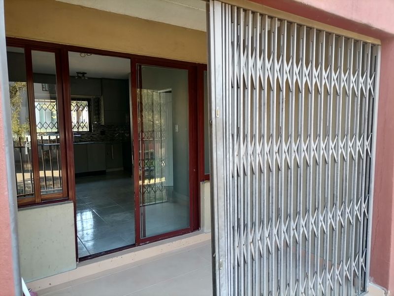 Lovely 2-bedroom And 2-bathroom Townhouse In Kimbult Ah, Roodepoort - Photo 4