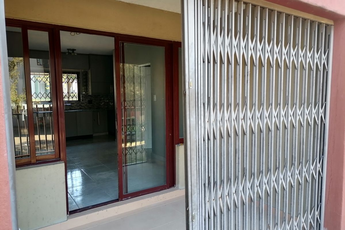 Lovely 2-bedroom And 2-bathroom Townhouse In Kimbult Ah, Roodepoort - Photo 4