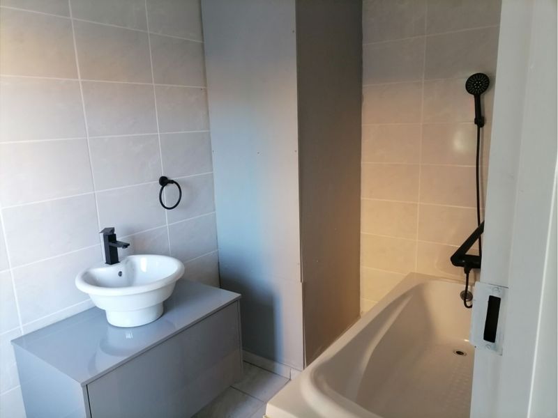 Lovely 2-bedroom And 2-bathroom Townhouse In Kimbult Ah, Roodepoort - Photo 10