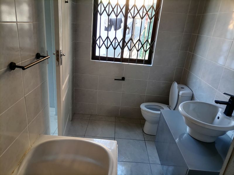 Lovely 2-bedroom And 2-bathroom Townhouse In Kimbult Ah, Roodepoort - Photo 8