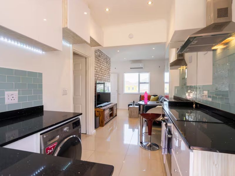 Secure 2-Bedroom And 1-Bathroom Apartment In Bantam Street, Schotsche Kloof - Photo 2