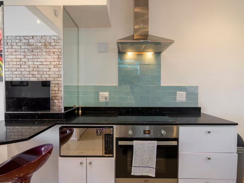 Secure 2-Bedroom And 1-Bathroom Apartment In Bantam Street, Schotsche Kloof - Photo 4
