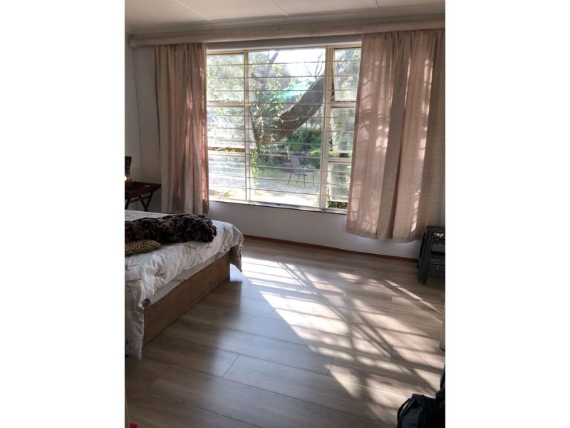 Pet-friendly 3-bed And 2-bath House With A Lush Landscaped Fairytale Garden - Photo 7