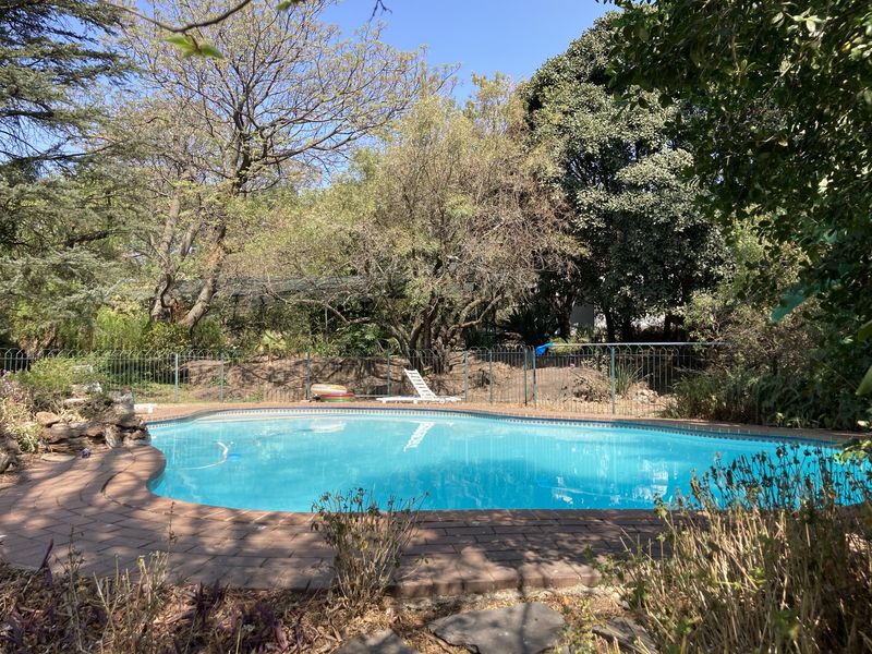 Pet-friendly 3-bed And 2-bath House With A Lush Landscaped Fairytale Garden - Photo 1