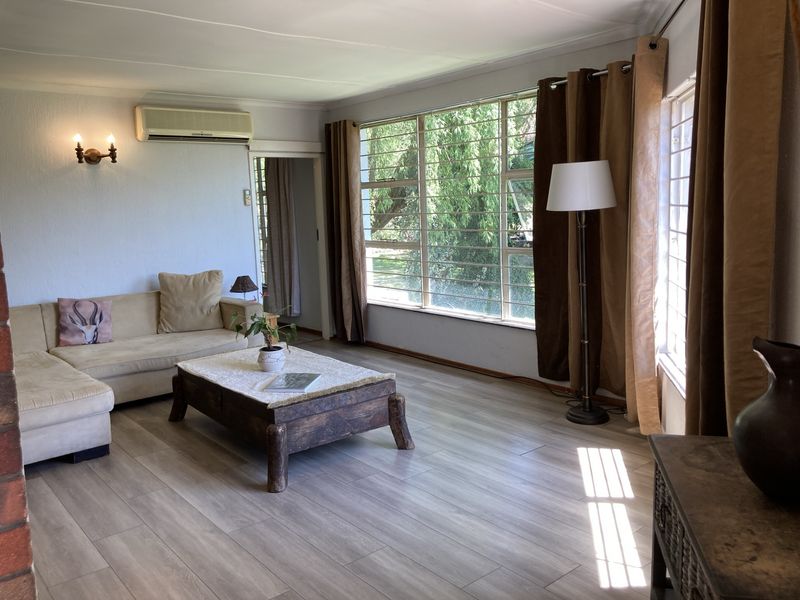 Pet-friendly 3-bed And 2-bath House With A Lush Landscaped Fairytale Garden - Photo 5
