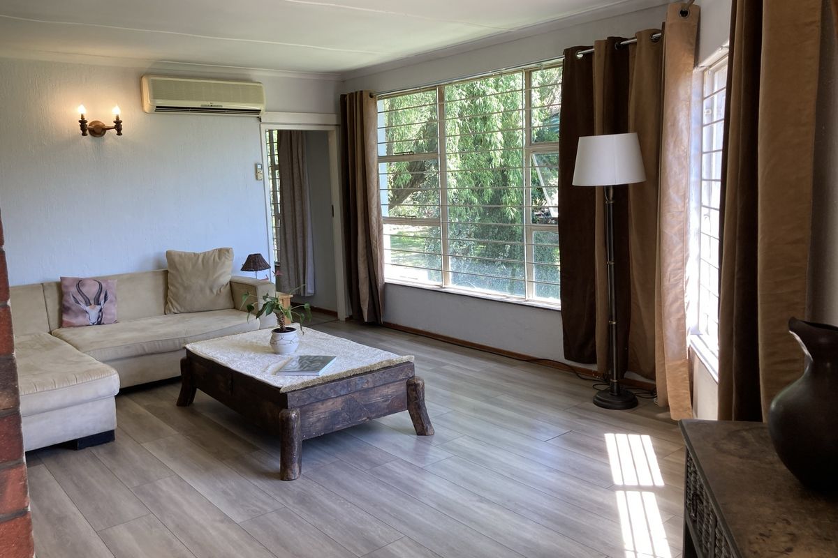 Pet-friendly 3-bed And 2-bath House With A Lush Landscaped Fairytale Garden - Photo 5