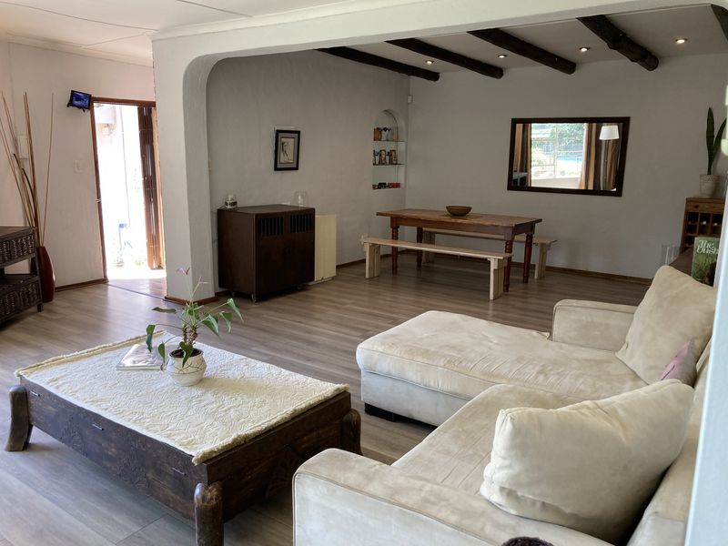 Pet-friendly 3-bed And 2-bath House With A Lush Landscaped Fairytale Garden - Photo 4