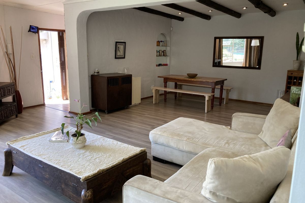Pet-friendly 3-bed And 2-bath House With A Lush Landscaped Fairytale Garden - Photo 4