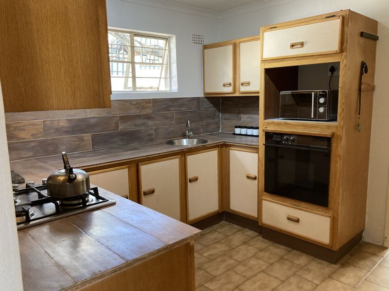 Pet-friendly 3-bed And 2-bath House With A Lush Landscaped Fairytale Garden - Photo 2