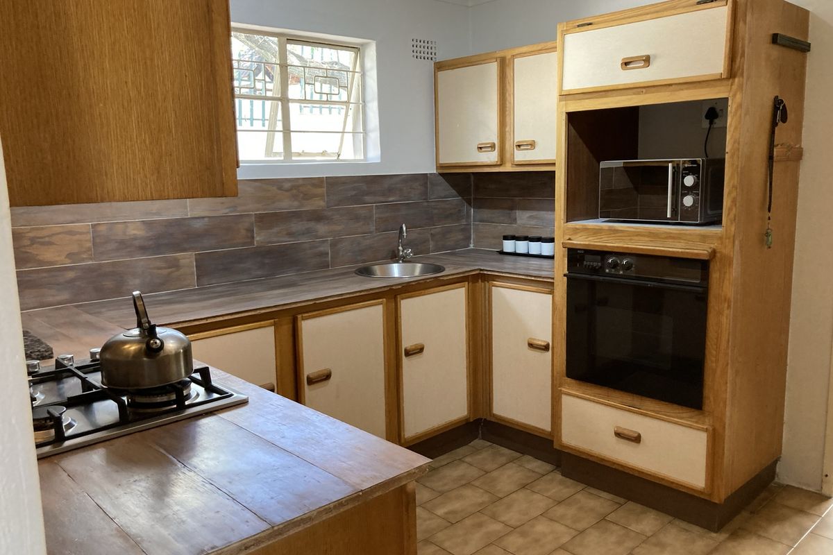 Pet-friendly 3-bed And 2-bath House With A Lush Landscaped Fairytale Garden - Photo 2