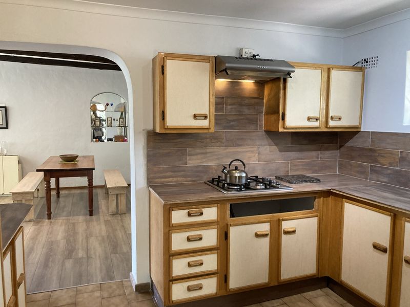 Pet-friendly 3-bed And 2-bath House With A Lush Landscaped Fairytale Garden - Photo 3